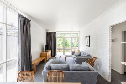 Lorne Hotel - Accommodation Newcastle 5