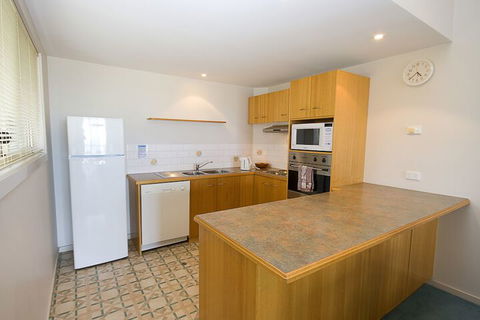 Lorne Ocean Sun Apartments - Accommodation Newcastle 3