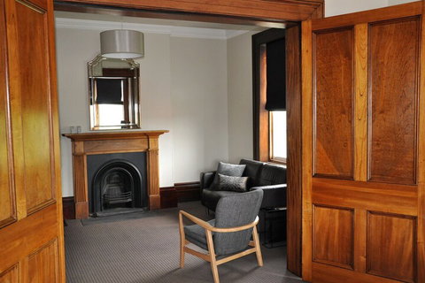 Cowgill House - Accommodation Newcastle 5