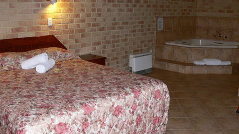 Spring Bay Villas - Accommodation Newcastle 2