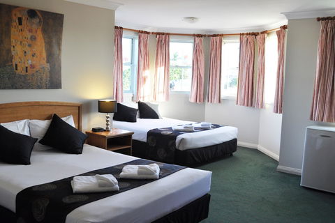 Meadowbrook Hotel - Accommodation Newcastle 0