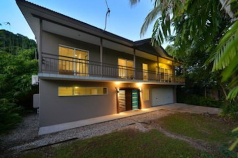Villa Sorrento Luxury House - Accommodation Newcastle 0