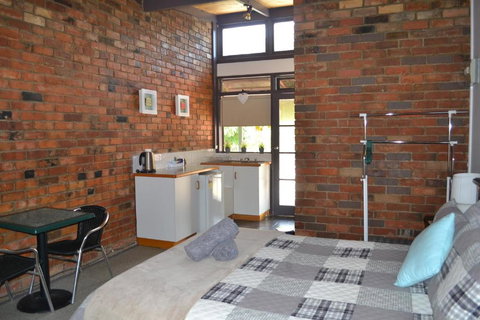 Colonial Motel - Accommodation Newcastle 2