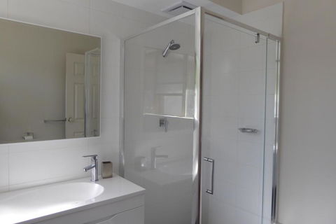 Sea Banksia - Accommodation Newcastle 6