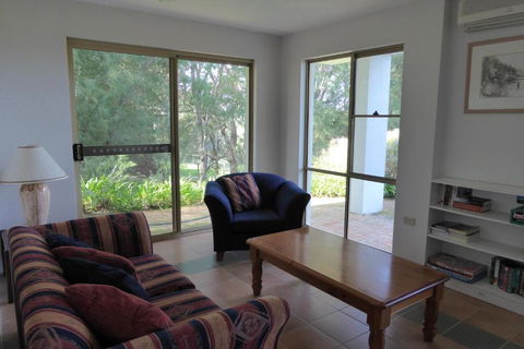 Sea Banksia - Accommodation Newcastle 3