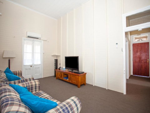 CBD Holiday Home - Accommodation Newcastle 2