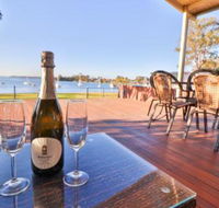 Lakefront Simplicity - Accommodation Newcastle