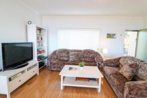 Lakefront Simplicity - Accommodation Newcastle 3