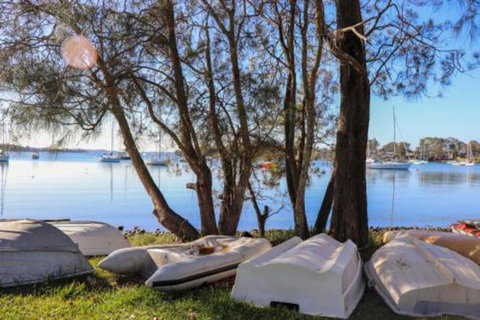 Lakefront Simplicity - Accommodation Newcastle 1