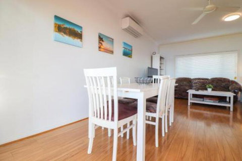 Lakefront Simplicity - Accommodation Newcastle 4