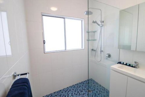 Lakefront Simplicity - Accommodation Newcastle 5