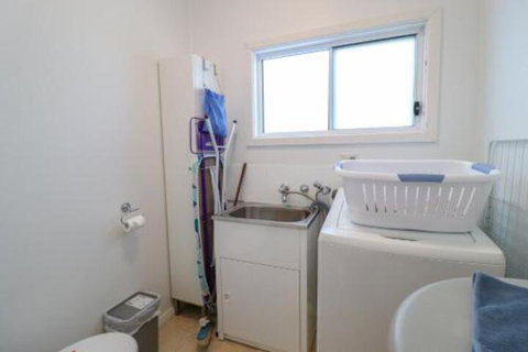 Lakefront Simplicity - Accommodation Newcastle 6