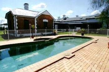Lochinvar House B&B - Accommodation Newcastle 4
