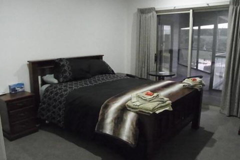 Curdievale Riverfront Lodge - Accommodation Newcastle 3