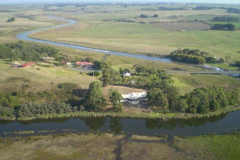 Curdievale Riverfront Lodge - Accommodation Newcastle 2