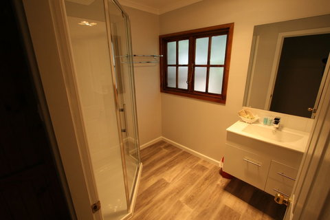 Cedar Cottages Blackmans Bay - Accommodation Newcastle 4