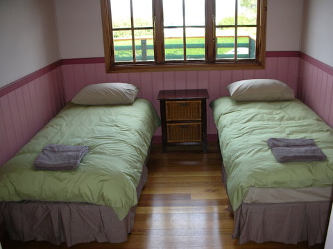 Cedar Cottages Blackmans Bay - Accommodation Newcastle 3