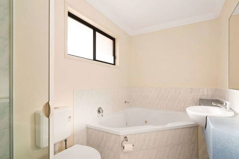 Econo Lodge Waterford - Accommodation Newcastle 1