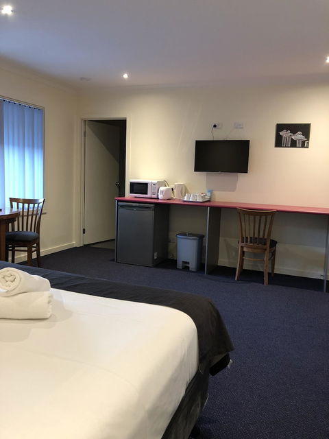 Lakeside Motel Waterfront - Accommodation Newcastle 2