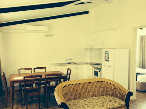 Yongala Lodge By The Strand - Accommodation Newcastle 6
