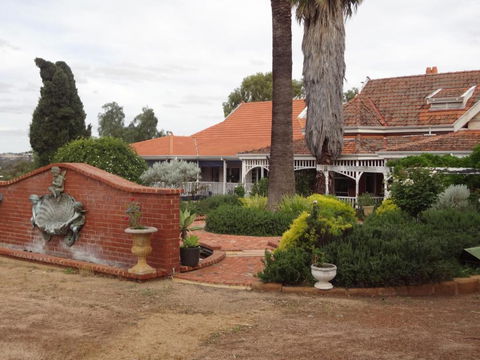 Hillside Country Retreat - Accommodation Newcastle 3