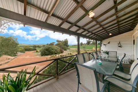 Hillside Country Retreat - Accommodation Newcastle 6