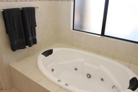 The Lighthouse Beachfront Accommodation - Accommodation Newcastle 3
