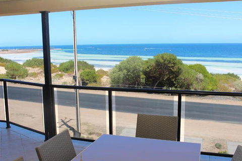 The Lighthouse Beachfront Accommodation - Accommodation Newcastle 4