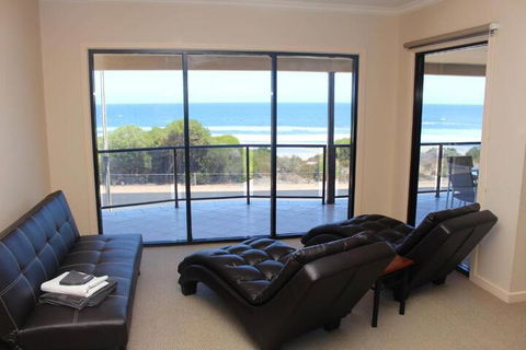 The Lighthouse Beachfront Accommodation - Accommodation Newcastle 2