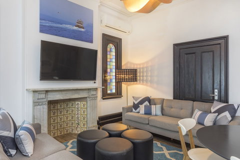 Dalziel Lodge - Accommodation Newcastle 6