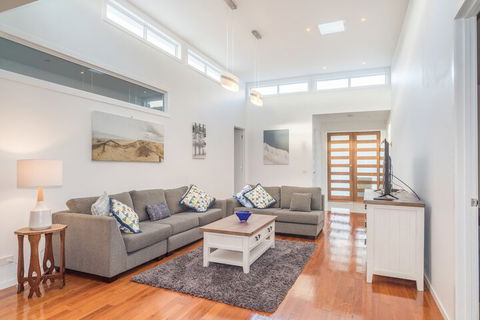 Currawong Close - Rejuvenate Stays - Accommodation Newcastle 4