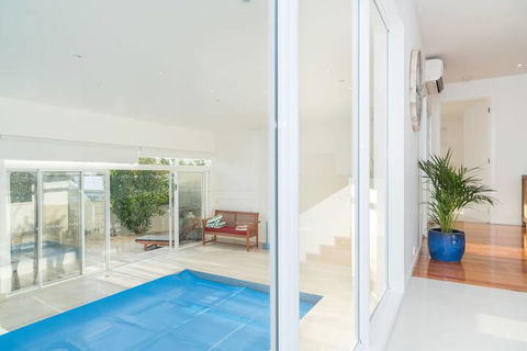 Currawong Close - Rejuvenate Stays - Accommodation Newcastle 2