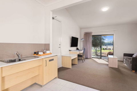 Quality Suites Point Cook Seasons 5 - Accommodation Newcastle 16