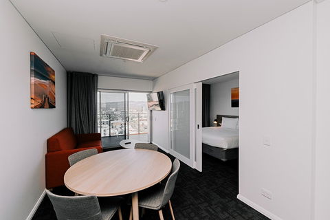 Tom's Court Hotel - Accommodation Newcastle 13