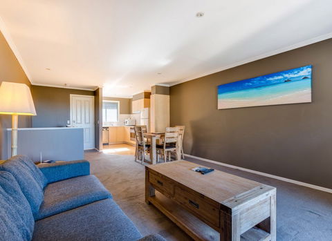 Aqualuna Beach Resort - Accommodation Newcastle 5