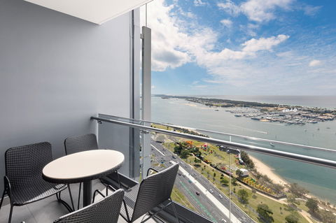 Meriton Suites Southport - Accommodation Newcastle 0