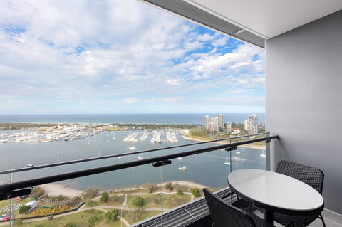 Meriton Suites Southport - Accommodation Newcastle 7