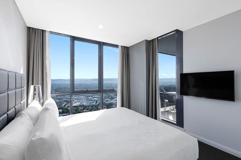 Meriton Suites Southport - Accommodation Newcastle 11