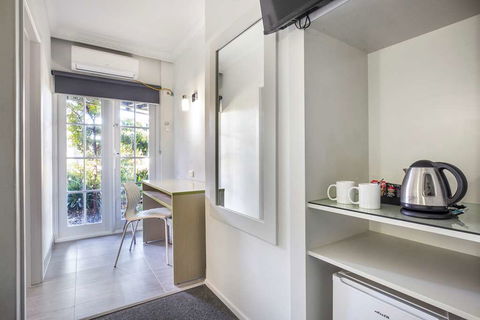 Skyways Hotel - Accommodation Newcastle 3