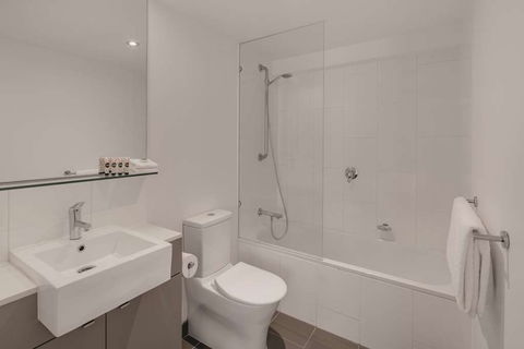Travelodge Melbourne Docklands - Accommodation Newcastle 10