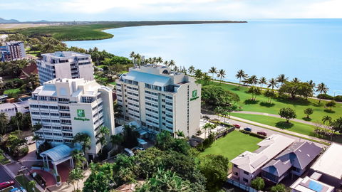 Holiday Inn Cairns Harbourside - Accommodation Newcastle 2
