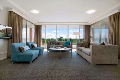 Pacific Suites Canberra - Accommodation Newcastle 1