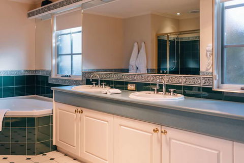 Country Club Villas - Accommodation Newcastle 2
