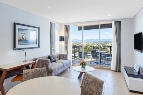Meriton Suites Broadbeach - Accommodation Newcastle 2
