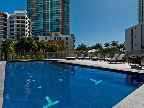Meriton Suites Southport - Accommodation Newcastle 2