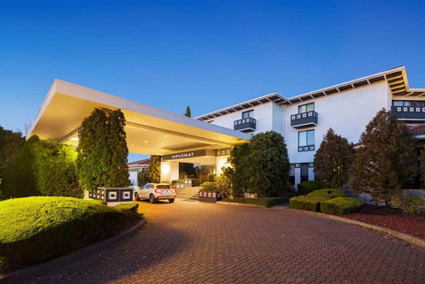 Ramada By Wyndham Diplomat Canberra - Accommodation Newcastle 0