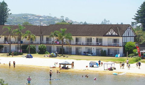 The Clan Lakeside Lodge - Accommodation Newcastle 0