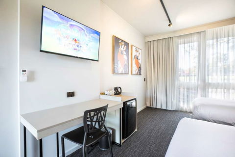Nightcap At Sandown Park Hotel - Accommodation Newcastle 2