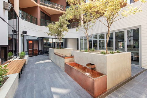 Amora Hotel Riverwalk Melbourne - Accommodation Newcastle 2