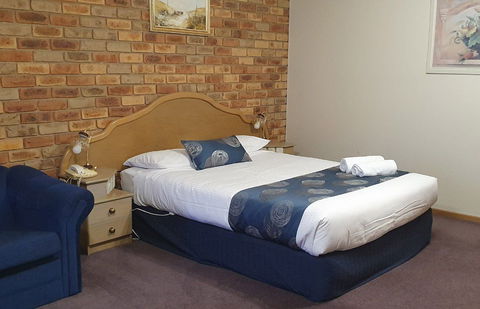 Pines Country Club Motor Inn - Accommodation Newcastle 2